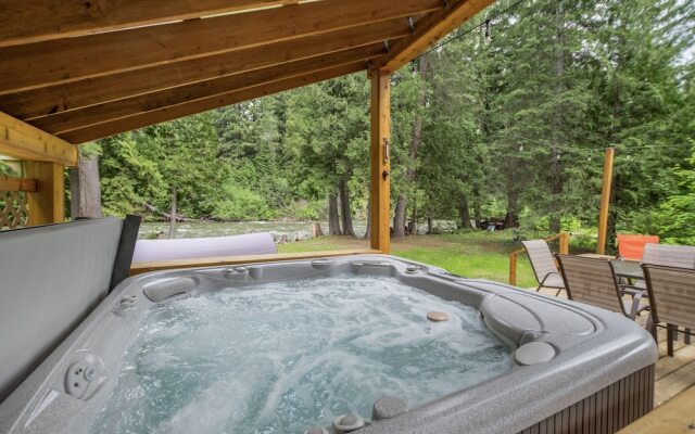 Chiwawa River Chalet 3 Bedroom Home by NW Comfy Cabins by RedAwning