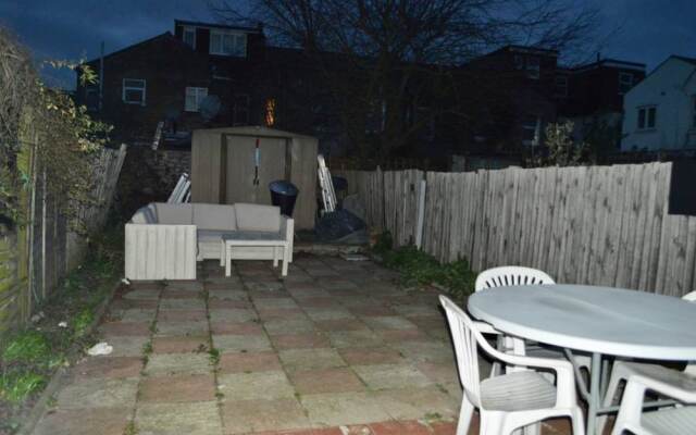 3 Bedroom House In Tooting With Garden
