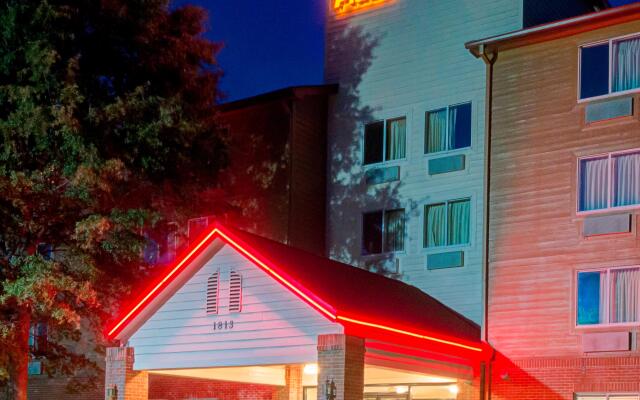 Red Roof Plus - Raleigh NCSU/ Convention Center