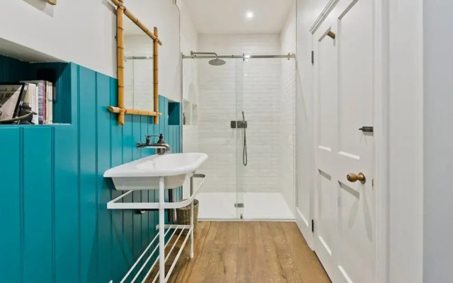 Gorgeous & Grand 5 Bed House, Holland Park