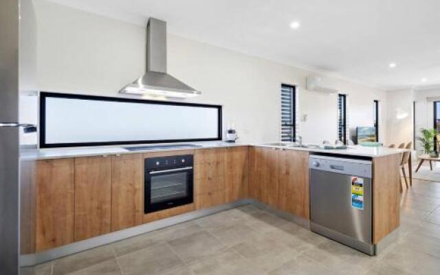 Daydreaming Airlie Beach, Water Views And Only 200M To Boardwalk.