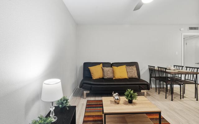 Modern 1BR Near UT Hyde Park Evonify