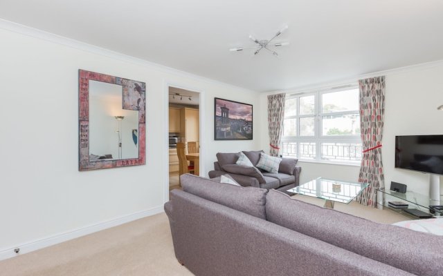 388 Fabulous 2 Bedroom Apartment With Parking 2 Minutes Walk From the Royal Mile