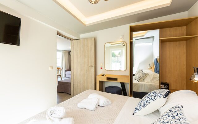 Luxury Suite with Sea View in Akrogiali Luxury Aparthotel