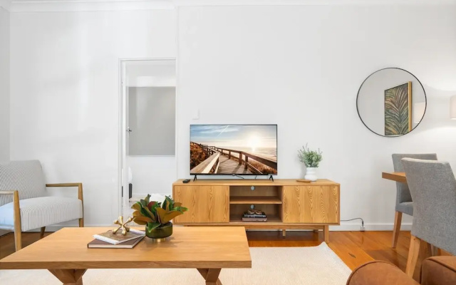 Bright 3-bed With Garden by Banks Street Reserve