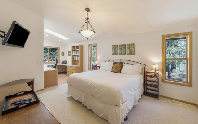 Charming Hot Tub Home Near Sharc
