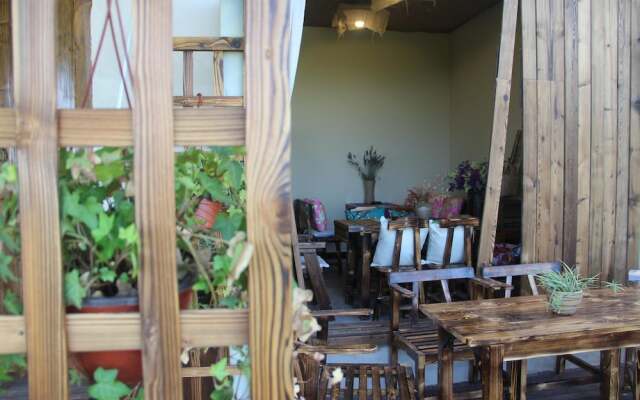 Buyi Hotel Resort Fuxian Lake