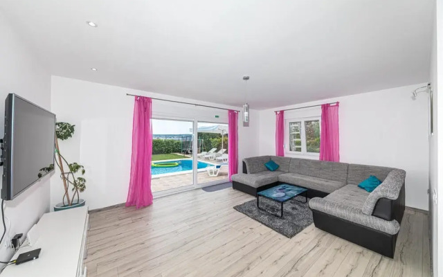 Beautiful Home in Kastel Kambelovac With Wifi and 4 Bedrooms