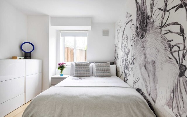 Bright and Spacious Philbeach Garden Apartment