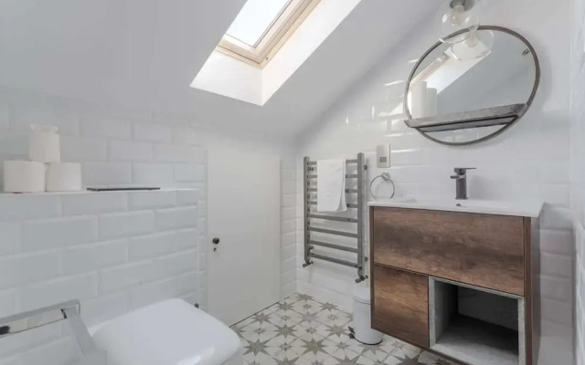 Stunning 3 Bedroom 2 Bath in Fantastic Location