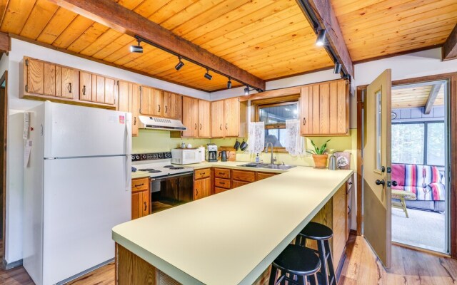 Traditional Blakeslee Chalet: Deck & Lake Access!