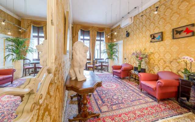 Friendly Venice Suites