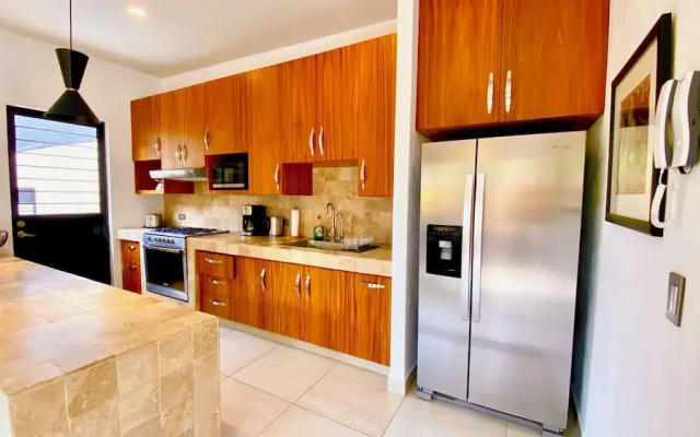 Beautifully Renovated 1 Bed Guest House - Walk to Everything - Roof Top Patio