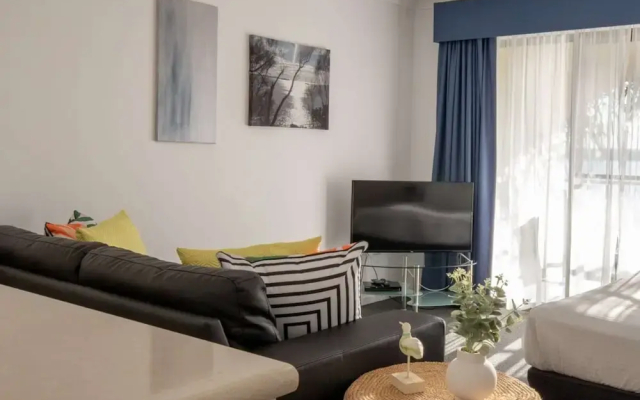 Seafront Getaway Studio, Great Location With Pool