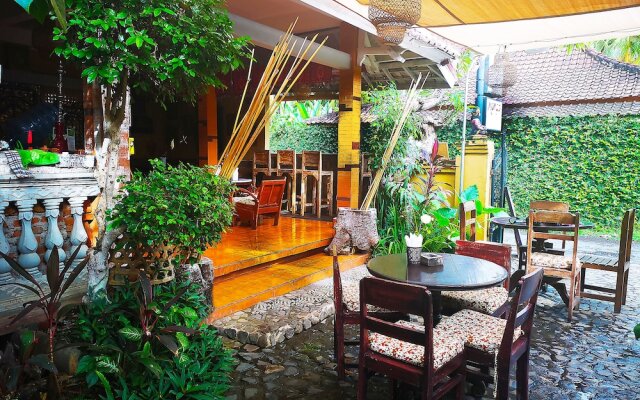 Lovina Palace