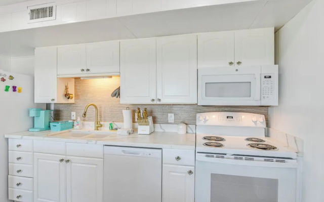Pet-friendly Galveston Home: Walk to Beaches!