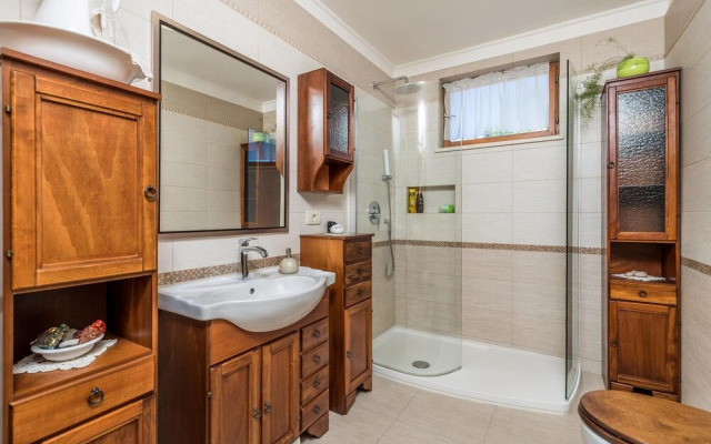 Stunning Home in Ika With 4 Bedrooms and Wifi