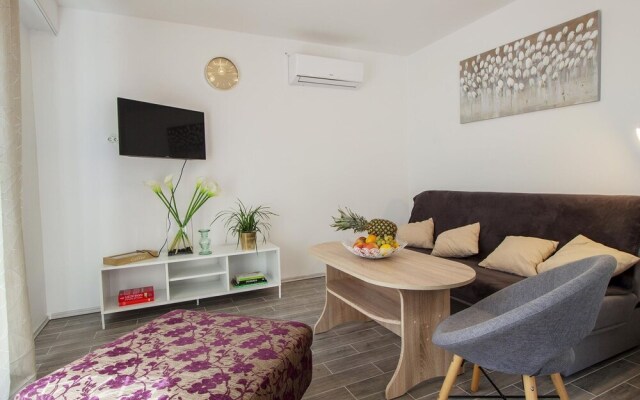 Premium Holiday Home in Kučine-Mravinci with Swimming Pool