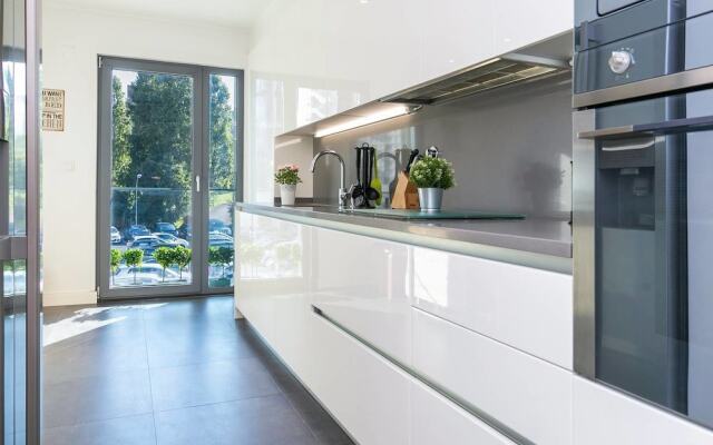Spacious Apartment in Residential Campolide