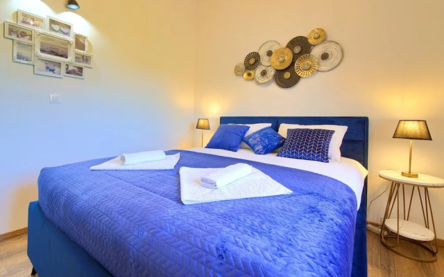 Elegant and Vibrant Apartment With Terrace and Sea View