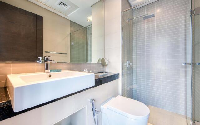 Luxury Apt w Private Jacuzzi Overlooking the Water