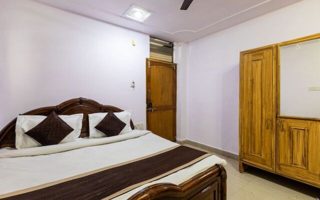 SPOT ON 37708 Hotel Royal Star
