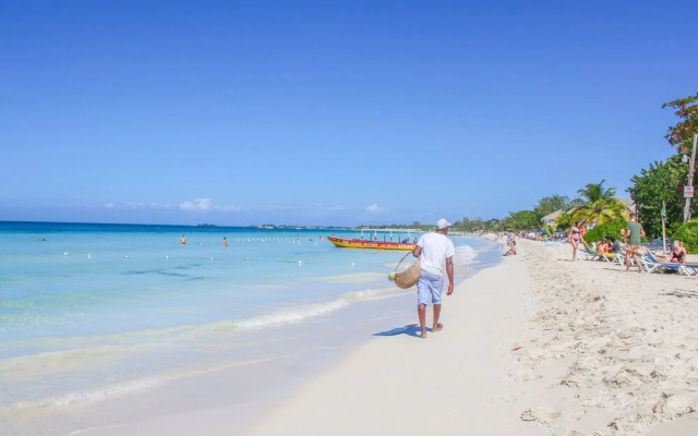 Aqua Verde- Burbon Beach Club