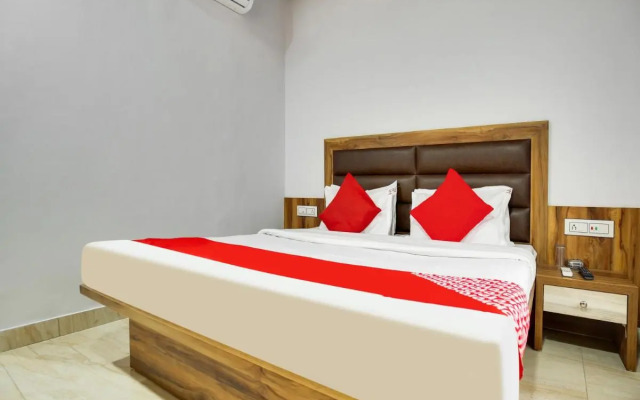 OYO Flagship 80706 Hotel Crown