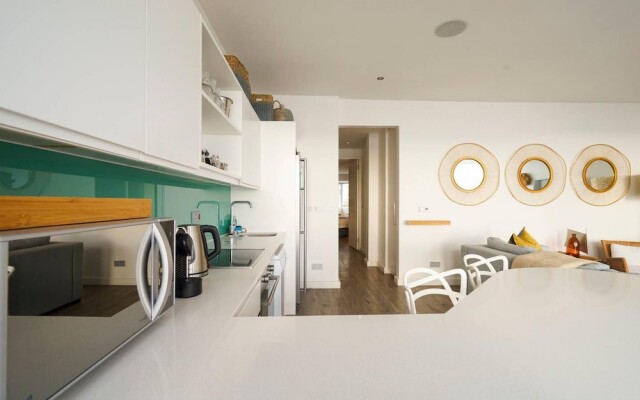 Beautiful Holiday Apartment Overlooking the Beach Modoco