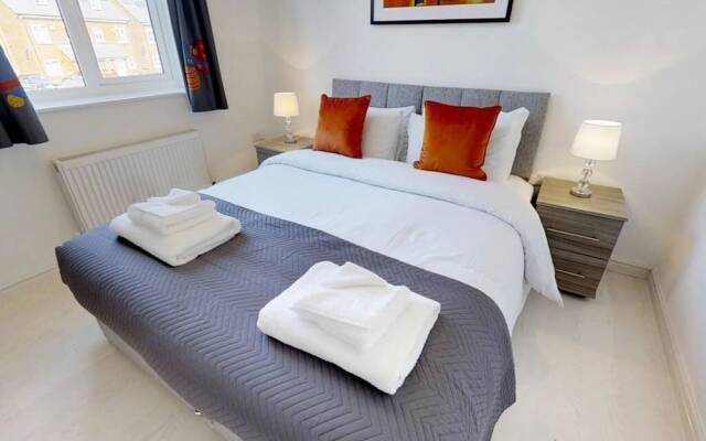 Stayzo - Cole Green Lane - Ideal for Your Next Staycation or Workcation Whole House With Wi-fi