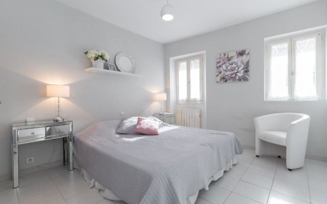 A lovely split level townhouse in the heart of Cannes next to the Marche Forville and the Palais 1749