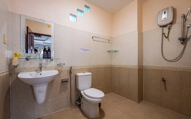 Hoàng Long Hotel By Cozrum