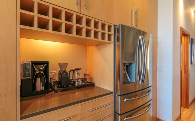 FOUR Condo with Columbia River Gorge View and Hot Tub by RedAwning