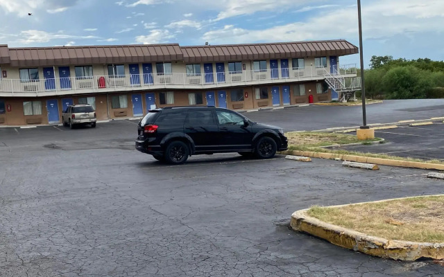 Travelodge by Wyndham San Antonio Lackland AFB North