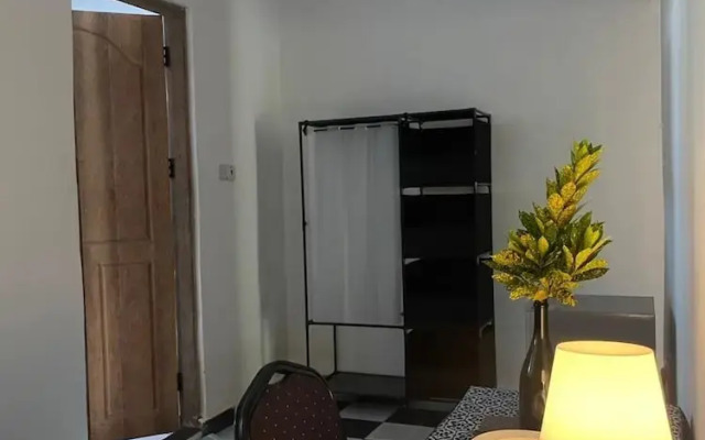 zanzllywood hotel and apartments