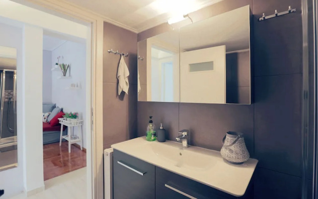 Cosy & Bright 2 Bedroom Apartment in Koukaki