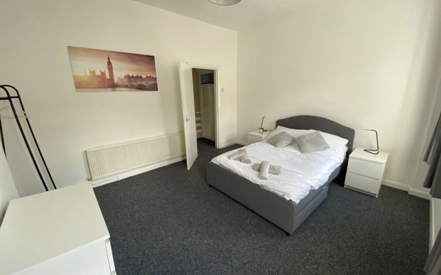 Beautiful Modern 3-bed House in Wallasey Near City