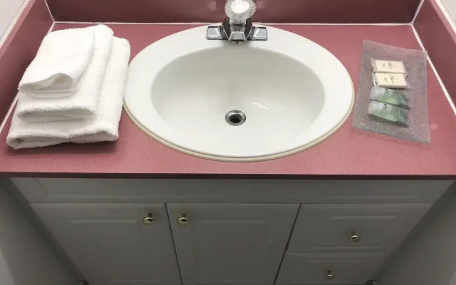 Grewals Inn and Suites by Elevate Rooms