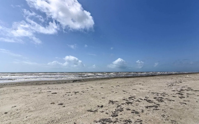 1 Block to Beach: Family Getaway in Galveston!