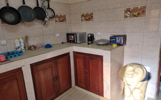 Chambres Privees Climatisees-Douches Personnelles-Neflix-Salon