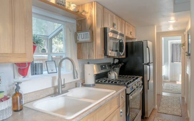 Das Tree Haus 1 Bedroom Home by NW Comfy Cabins by RedAwning