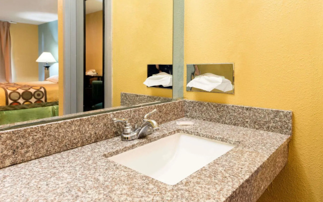 Super 8 by Wyndham Fenton/St. Louis Area