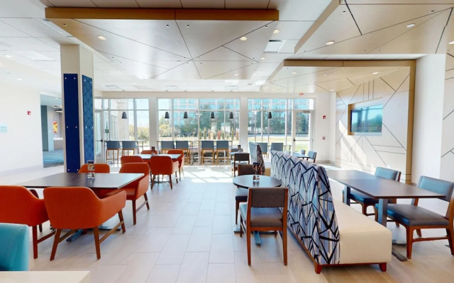 Holiday Inn Express & Suites Chicago Schaumburg by IHG