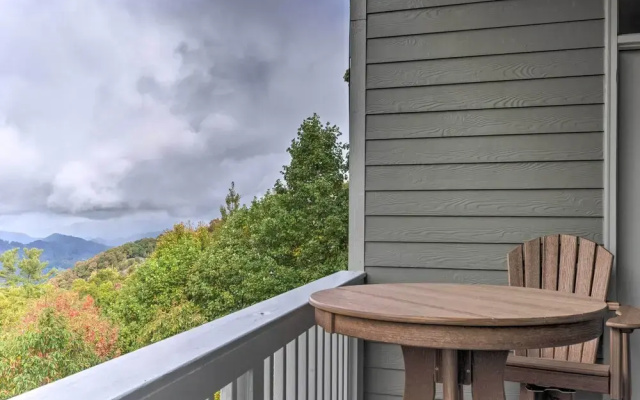 Modern Mountain-view Smokies Retreat w/ Balcony - фото 5