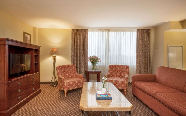 Arlington Court Suites, a Clarion Collection Hotel