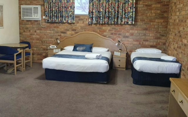 Pines Country Club Motor Inn – Guest Rooms – Shepparton