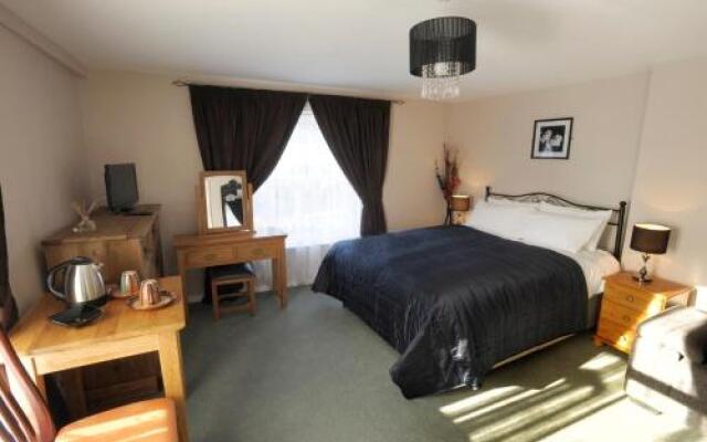 Trowel And Hammer Inn