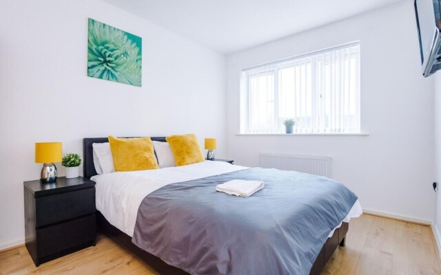 Beautiful 3-bed House in Salford,