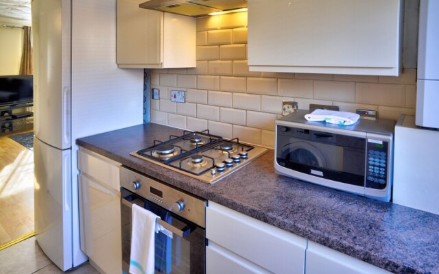 Modern & Spacious - Walk to London Excel- Parking