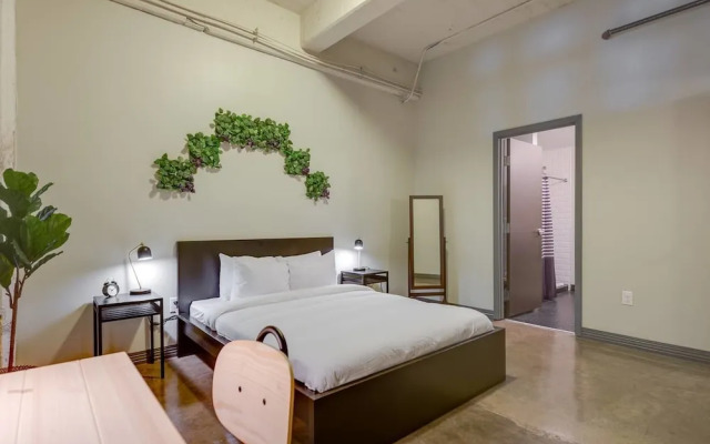 3 Bedroom Unit in Downtown Dallas with Pool & Gym